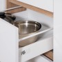 Küchenzeile: Schublade mit Kochtopf und Schüssel in griffloser, grauer Hochglanz-Küche.