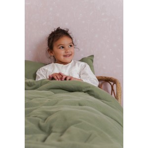 Mädchen im Bett vor rosa Little Dutch Vliestapete Wild Flowers mit Blumenmuster.