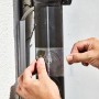 CF Aqua Patch Pflaster zur Pool Reparatur an einem Rohr befestigt.
