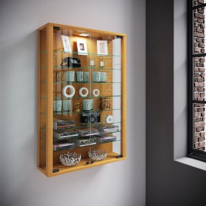 Wandhängende Vitrine in Buche mit Glastüren und Glasböden. Dekoratives Möbelstück zur Aufbewahrung und Präsentation.