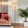 Elegante Stehlampe in Messing Antik/Beige mit Stoffschirm, 165cm hoch. Design-Stehleuchte für Wohnambiente.