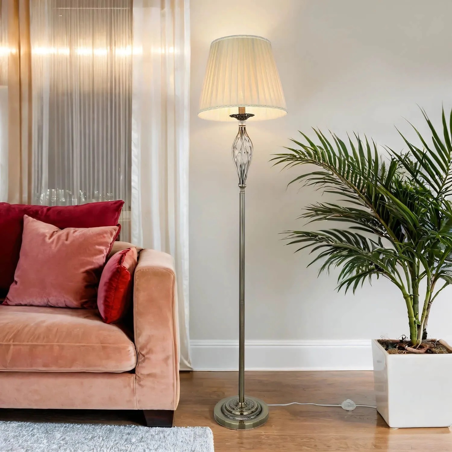 Elegante Stehlampe in Messing Antik/Beige mit Stoffschirm, 165cm hoch. Design-Stehleuchte für Wohnambiente.