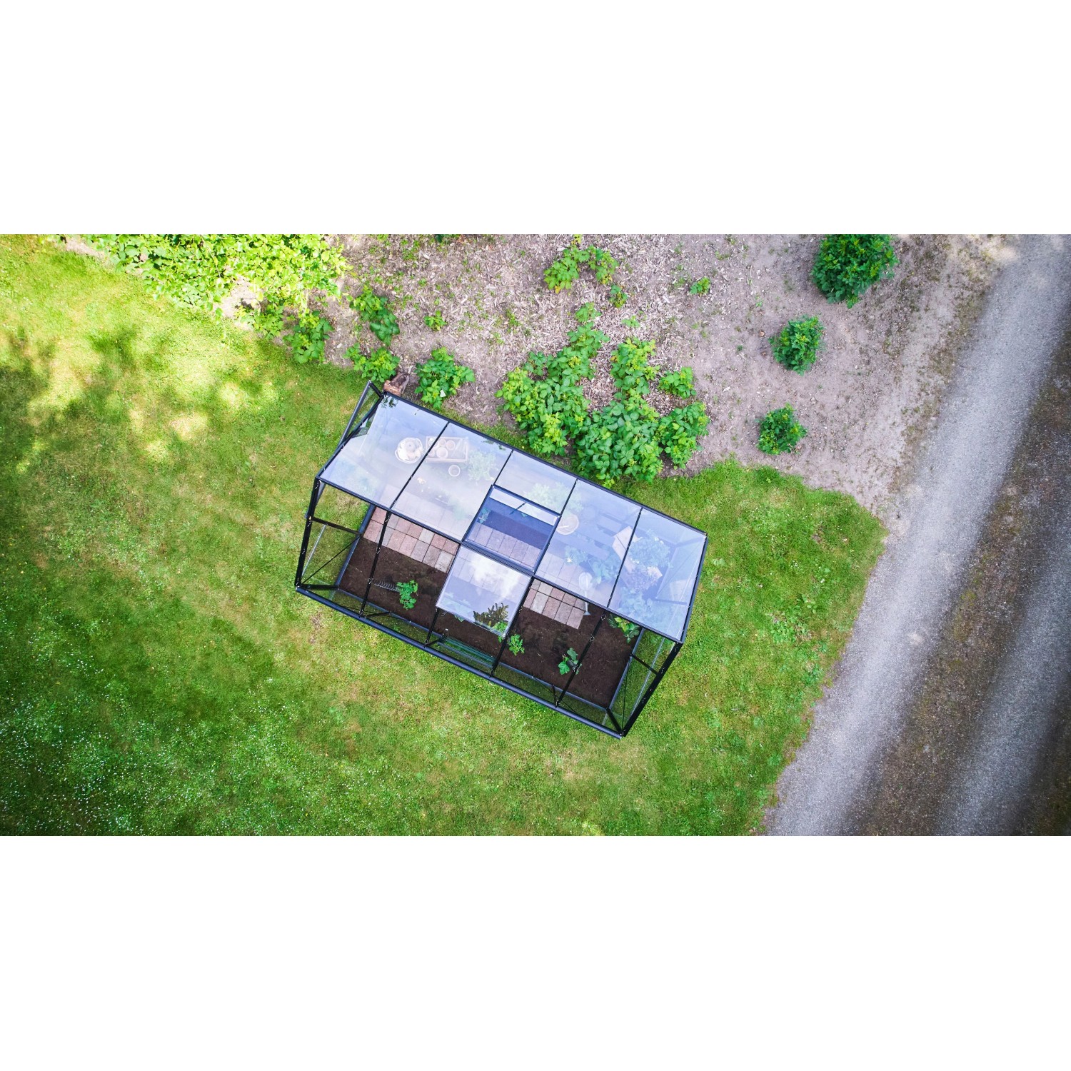 Halls Gewächshaus Popular, 6,2 m², schwarz, von oben auf Rasenfläche gesehen.