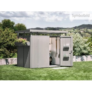 Modernes Biohort Metall-Gerätehaus HighLine Silber-Metallic mit offener Einzeltür und Gartenutensilien im Garten.