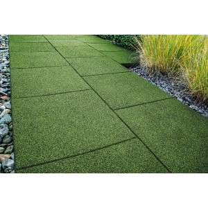 Grüne Terrasoft Fallschutzplatten, 3 cm dick, als Gehweg verlegt. Gummigranulat sorgt für sicheren Gang.