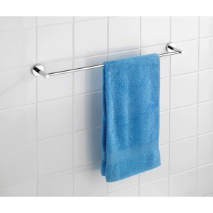 Wenko Handtuchstange Uno Elegance, Chrom, mit blauem Handtuch an weißer Wand.