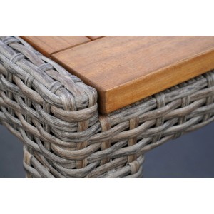 Detailansicht: Merxx Gartentisch mit Akazienholzplatte und Kunststoffgeflecht.