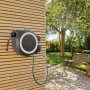 Gardena Wand-Schlauchbox Roll Up L mit 30m Schlauch an Holzwand im Garten.
