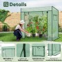 Grünes begehbares Foliengewächshaus mit Schrägdach im Garten. Person pflegt Tomaten. Wetterfest, Rolltür, Fenster.