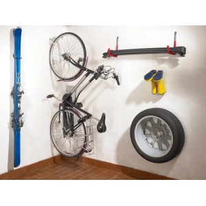 Wand mit Fahrrad, Ski, Reifen und Gummistiefel an verschiedenen Haken, inkl. verzinktem Fahrradhaken.