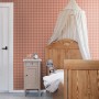 ESTAhome Vliestapete mit terrakottarosa Karomuster an einer Wand im Schlafzimmer. Dekorative Tapete.