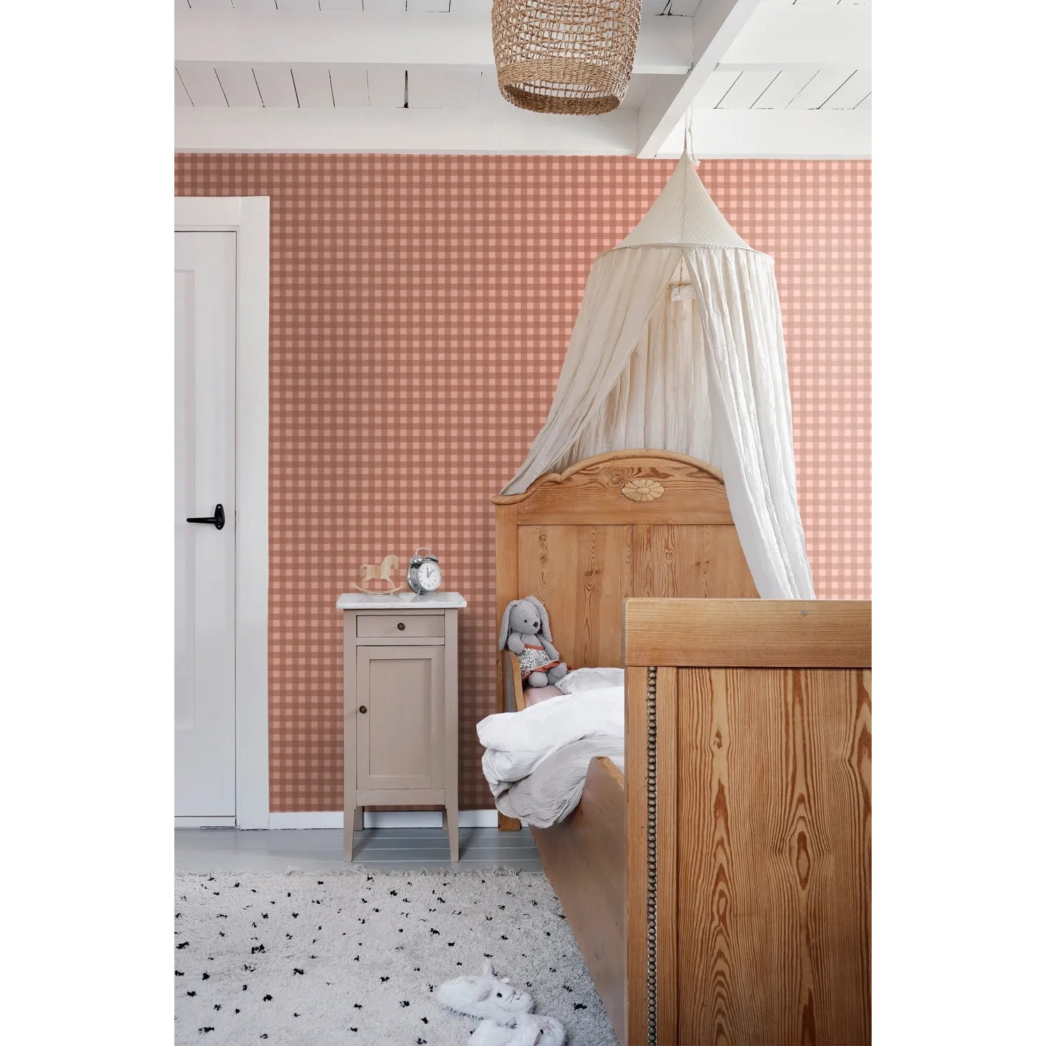 ESTAhome Vliestapete mit terrakottarosa Karomuster an einer Wand im Schlafzimmer. Dekorative Tapete.