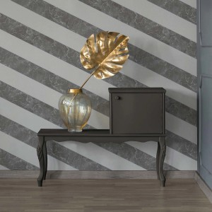 Graue Vliestapete mit diagonalen Marmor-Streifen im Wohnzimmer.
