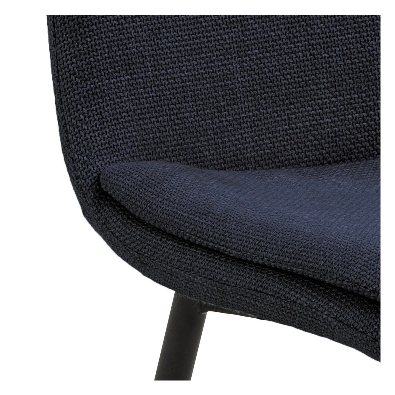 Detailaufnahme: Blauer Stoffbezug und schwarzes Metallgestell des ebuy24 Becca Esszimmerstuhls.