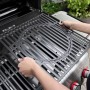 Weber Gasgrill E-325: Person setzt Crafted Grillrost ein. Grill aus der Kategorie Gasgrills.