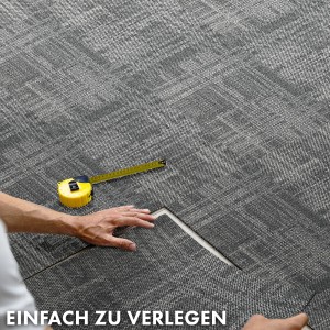 Verlegung grauer Floordirekt Teppichfliesen Luzern (50x50) mit Maßband. Selbstliegend und schalldämmend.