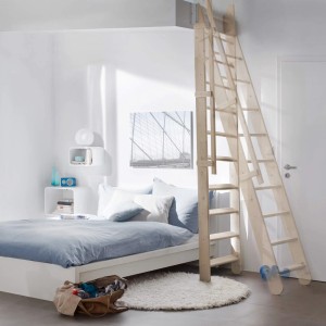 Treppen Intercon Raumspartreppe Easy Step aus Fichte Massivholz mit Geländer, ideal für kleine Räume.