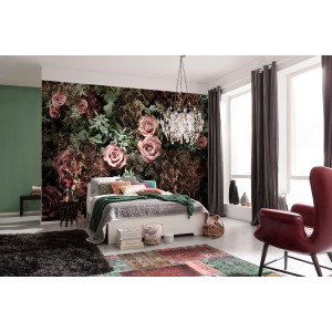 Zimmer mit Komar Fototapete Velvet (368x254 cm) mit Rosenmuster hinter einem Bett.