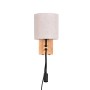 Trio LED-Wandleuchte Nilam mit Stoffschirm, Holzfuß und Lesearm.