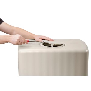 4rain Wandtank Slim 350 l in Sandbeige mit Deckelöffnung und Hand, Regentonnen.