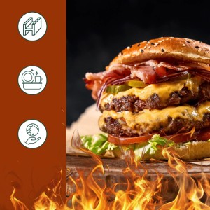Smash Burger mit Käse, Speck, Zwiebeln und Salat, zubereitet mit Grillutensilien.