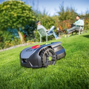 LUX Mähroboter A-RMR-300-24 auf Rasen, Garten im Hintergrund.