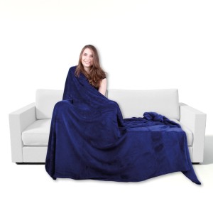 Frau mit Bestgoodies Mikrofaser Decke, blau, 220x240 cm auf Sofa. Kuschelig weicher Bettüberwurf.