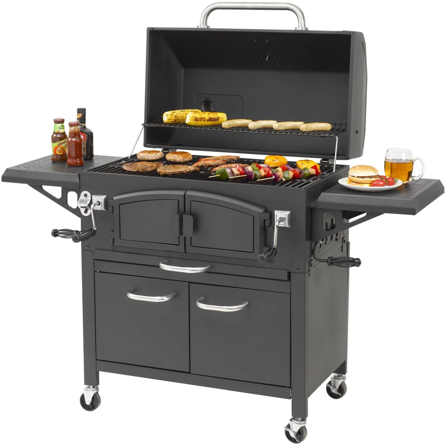 Schwarzer El Fuego Holzkohlegrill Grand Ontario mit Grillgut und Ablagetischen.