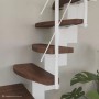 Treppen Intercon Raumspartreppe Quadro Mittelholmtreppe 13 Stufen Buche Dunkel Walnuss Massiv Metallfarbe Polar-Weiß Einseitiges Geländer_6