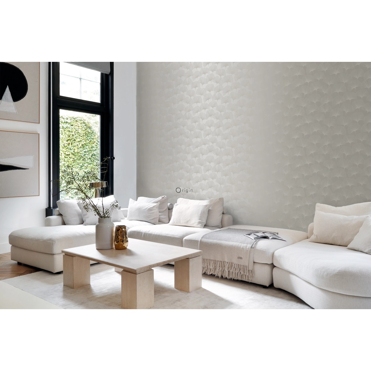 Warmgraue Ginkgoblätter Tapete von Origin Wallcoverings im Wohnraum.