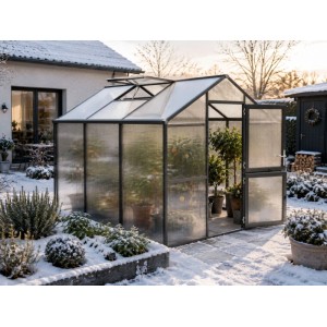 Rechteckiges KGT Gewächshaus Anthrazit-Grau im Schnee, offene Tür, Pflanzen, Dachfenster.