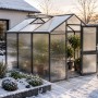 Rechteckiges KGT Gewächshaus Anthrazit-Grau im Schnee, offene Tür, Pflanzen, Dachfenster.