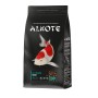 Alkote Fischfutter All Season swim 6 mm, 3 kg Packung mit Koi Karpfen auf schwarzem Grund.