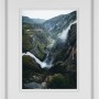 Weißer MDF-Bilderrahmen, breit, 30x40 cm, mit Foto einer Berglandschaft mit Wasserfall.
