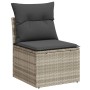 Hellgraues Gartenmöbel-Element aus Rattan mit Kissen als Teil eines modularen Sofa-Sets.