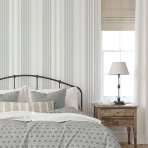 Schlafzimmer mit graugrüner Streifen-Tapete von Sanders & Sanders. Dekorative Vliestapete im Landhausstil.