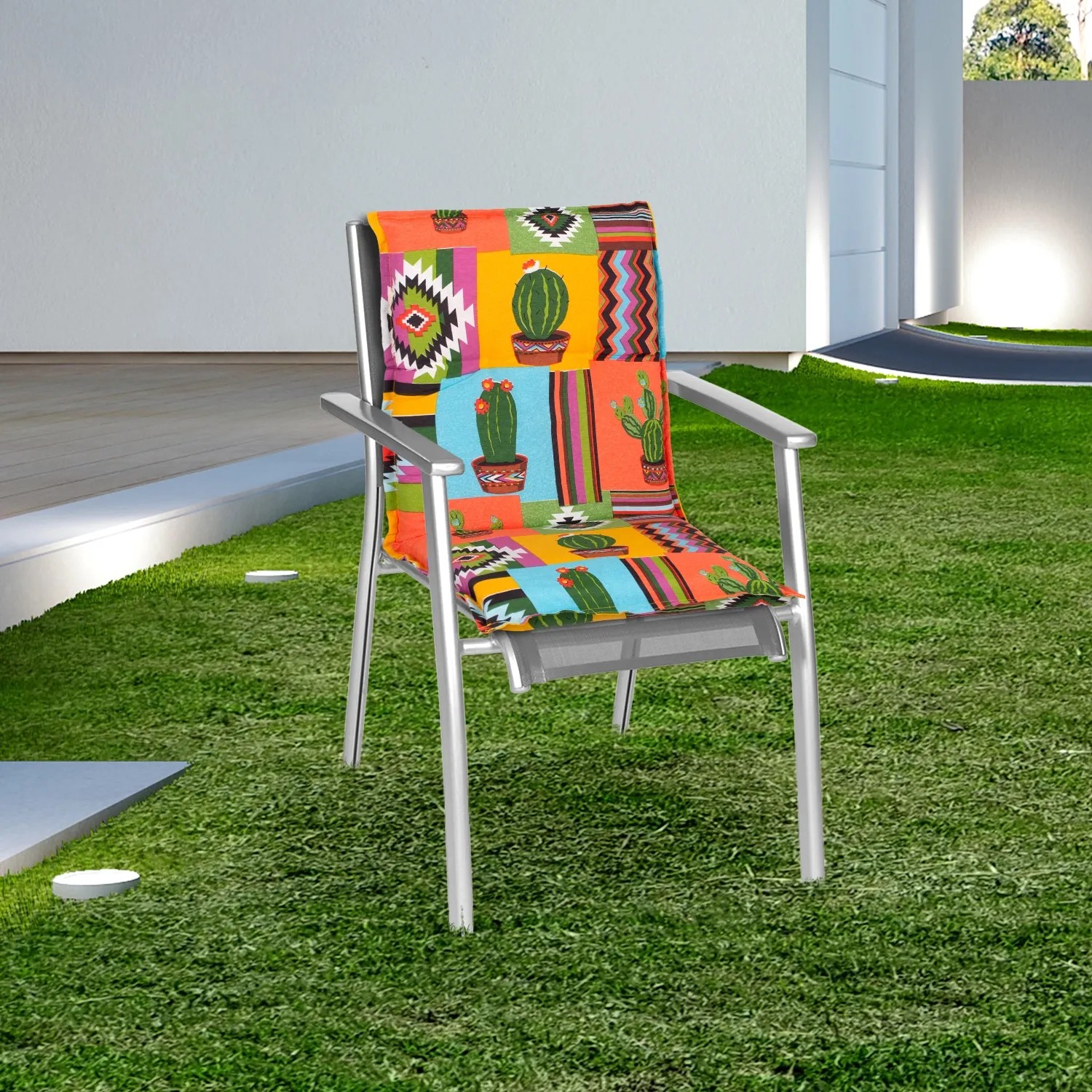 Buntes 4er Set Beo Sitzauflagen Tijuana für Niedriglehner Gartenstühle mit Kakteen- und Ethno-Mustern.