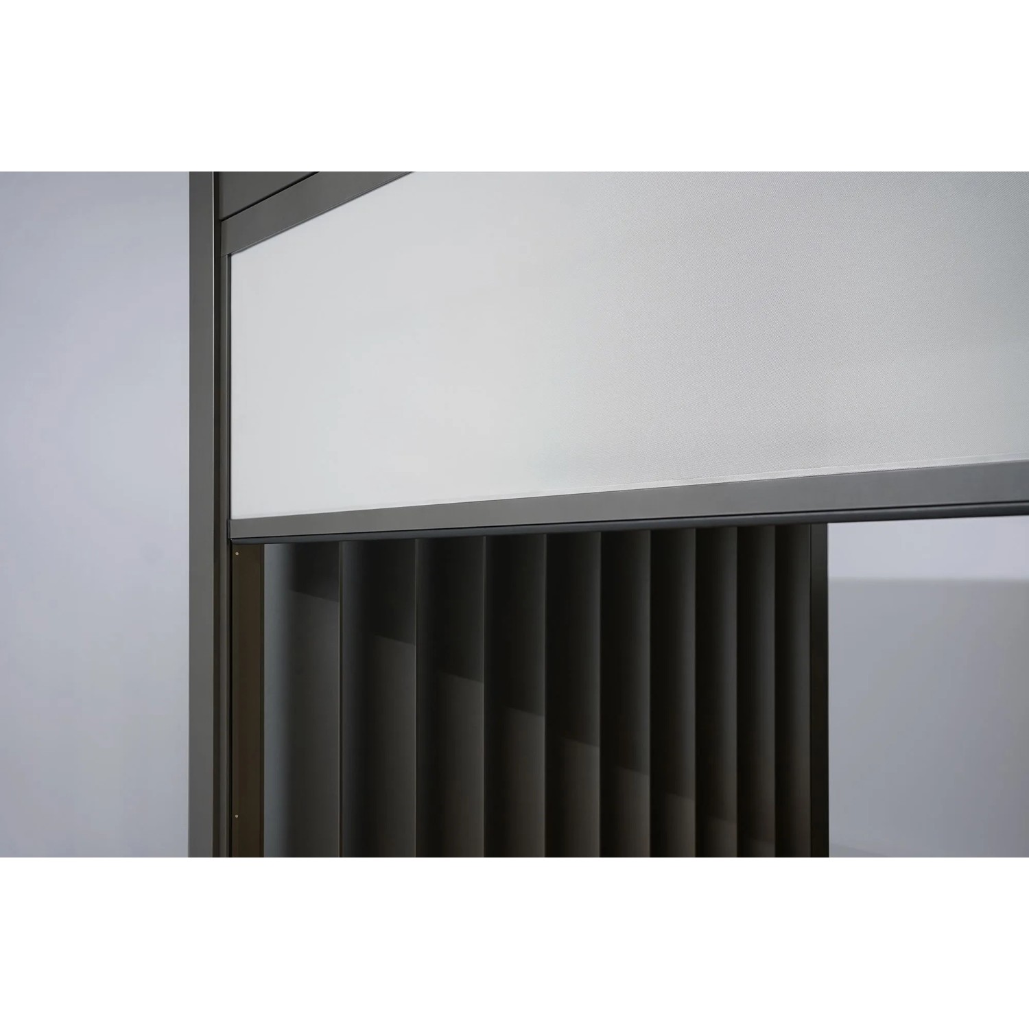 Biohort Sonnenschutzrollo elektrisch, 3 m, dunkelgrau-metallic für Terrassenüberdachung.
