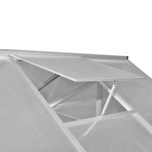Detailaufnahme: Geöffnetes Fenster des furnicato Gewächshauses mit Aluminiumrahmen.
