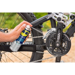 WD-40 Specialist Fahrrad Kettenspray in Anwendung auf einer Fahrradkette.