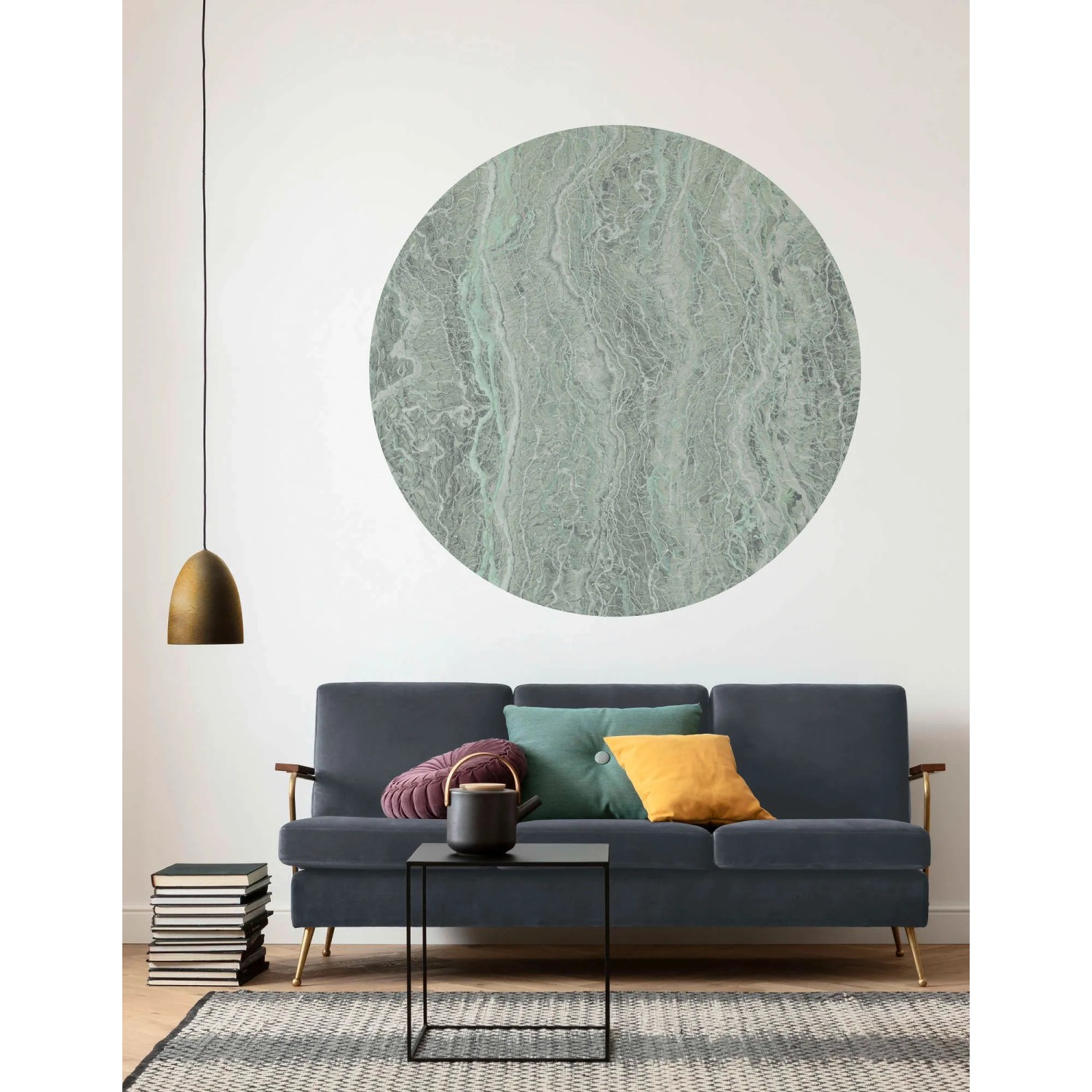 Runde, selbstklebende Komar Vlies Fototapete Green Marble (Ø 125 cm) an Wohnzimmerwand.