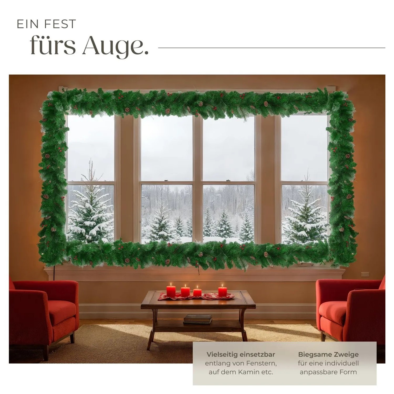 Weihnachtsgirlande mit Zapfen und Beeren als Fensterdeko im Wohnzimmer.