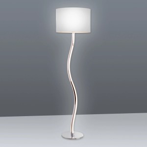 Näve LED-Stehleuchte Aurelia mit weißem Textilschirm und geschwungenem, silberfarbenem Standfuß.