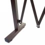 Detailansicht des braunen MCW Absperrgitter B34 Fußes mit Niveau-Regulierung.