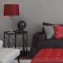 Schwarzer Vornado 530 Tischventilator auf Beistelltisch im Wohnzimmer.