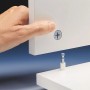 Montage des weißen OPTIFIT Küchen-Hängeschranks Bonn214 mit Exzenterverbinder.