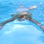 Frau schwimmt im Summer Fun Stahlwand Pool Florida Oval, blaues Wasser.