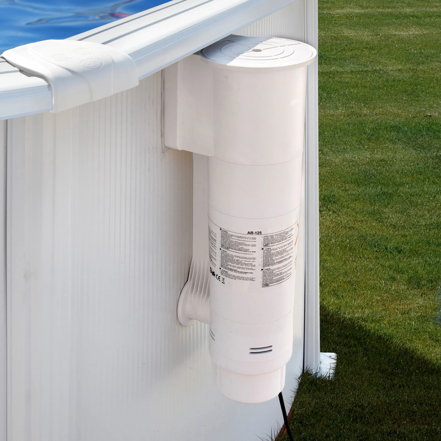 Detailansicht des weißen Gre Pool Bora Bora Stahlwandpools mit Filteranlage.