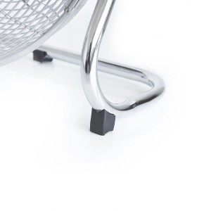 Detailaufnahme: Verchromter Standfuß des TroniTechnik Bodenventilators mit schwarzen Füßen.