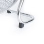 Detailaufnahme: Verchromter Standfuß des TroniTechnik Bodenventilators mit schwarzen Füßen.